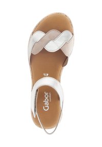 Sandały Gabor z beżowym i srebrnym wzorem falistym na pasku, z wyściełaną brązową wkładką i podeszwą przypominającą korek. Regulowany pasek na kostce.