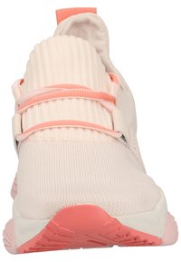 Ljust rosa träningsskor med ribbad struktur, elastiska snören och dämpad sula. Har en slät tåhuvud och rundad häl.