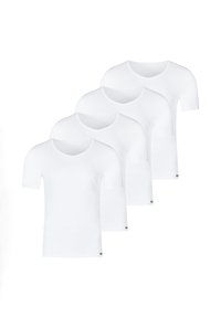 Fire hvide kortærmede V-hals T-shirts arrangeret i en forskudt overlapningsrække på en hvid baggrund.