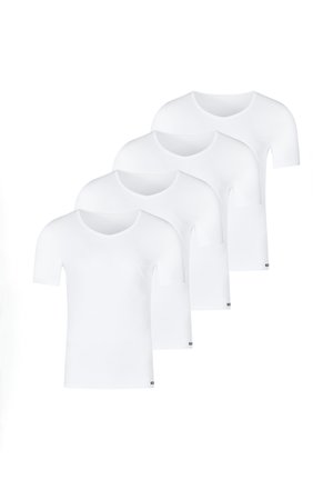 Quatre T-shirts blancs à manches courtes en V, disposés en rangée décalée et se chevauchant sur un fond blanc.