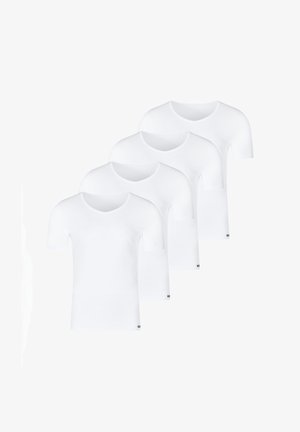 Quatre T-shirts blancs à manches courtes en V, disposés en rangée décalée et se chevauchant sur un fond blanc.