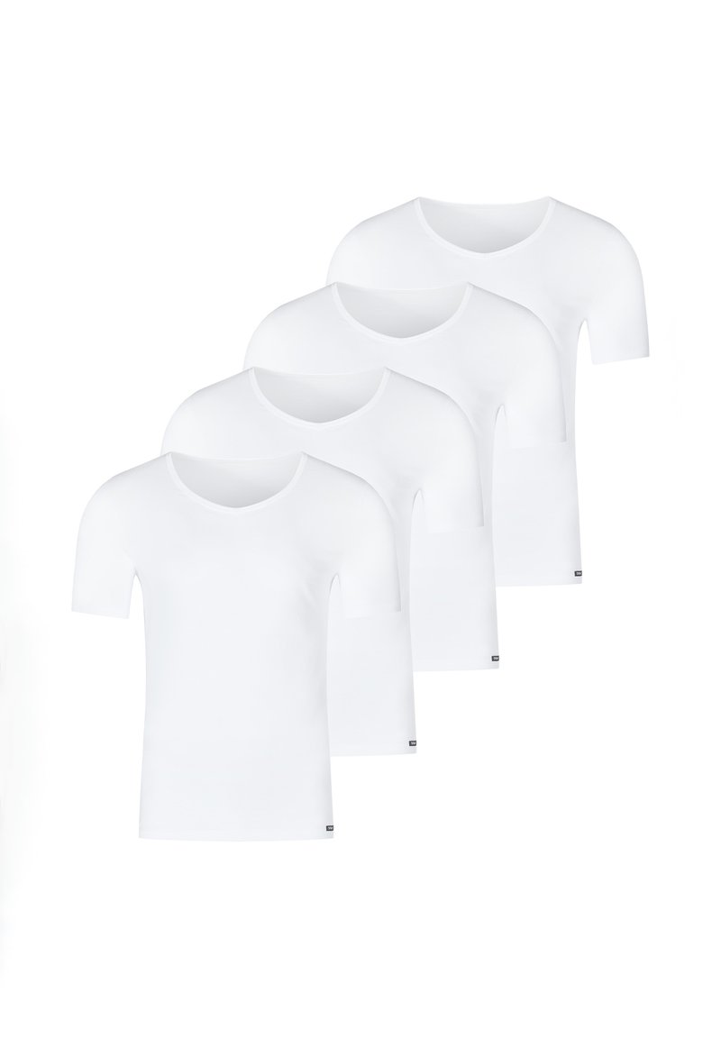 Fire hvide kortærmede V-hals T-shirts arrangeret i en forskudt overlapningsrække på en hvid baggrund.