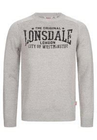 Szürke kötött pulóver hosszú ujjakkal, fekete nyomott "Lonsdale" logóval és alatta szöveggel, bordázott mandzsettákkal és aljjal, látható varrási részletekkel.