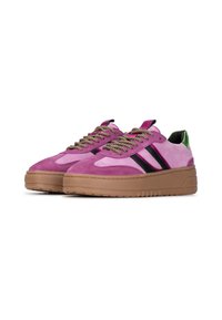 Zapatillas de ante rosa con rayas y lengua negras, que presentan suelas de goma marrón texturizadas y cordones metálicos. Detalles verdes en el talón.