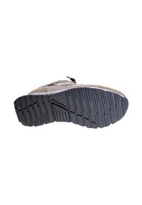Scarpa da ginnastica beige con suola in gomma testurizzata. Le caratteristiche includono una tomaia liscia, dettagli cuciti e una chiusura con lacci.