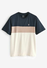 Kortærmet T-shirt med en navyblå overdel, en lys brun vandret stribe og en cremefarvet undersektion. Lille logo på brystet.