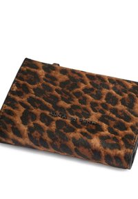 Portafoglio in stampa leopardata realizzato in materiale morbido, con un motivo marrone e nero e marchio in rilievo. Forma rettangolare compatta.