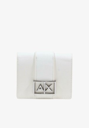 Portefeuille en cuir blanc avec large sangle avant et fermeture métallique argentée arborant le logo "A|X" au centre avant.