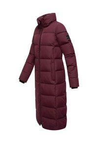 Cappotto lungo imbottito color bordeaux con colletto alto, zip frontale, tasche laterali e dettagli neri sui polsini e sulle maniche, completo di una toppa con logo.