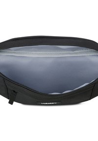 Neceser negro hecho de un tejido duradero, con un suave forro interior gris y forma rectangular, que incluye una etiqueta con el logotipo en la parte frontal.