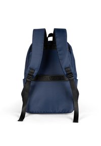 Zaino in tessuto blu navy con due spalline regolabili, una fascia nera in evidenza e una superficie liscia. Design semplice e pulito.