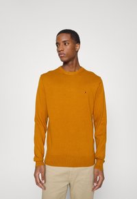 Tommy Hilfiger PIMA ORG CTN CASHMERE CREW NECK - Camisola - crest gold