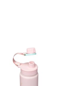 Roze geïsoleerde waterfles met een lichtblauwe dop. Beschikt over een siliconenriem en een brede opening voor gemakkelijke vulling en reiniging.