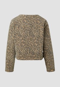 Leren cropped jacket met leopardprint en lange mouwen, met een rechte snit, knoopmanchetten en verstevigde naaddetails op een beige achtergrond.