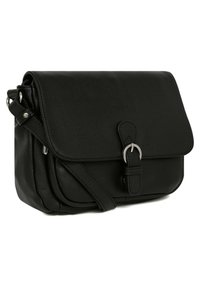 Borsa a tracolla in pelle nera con chiusura a patta, tracolla regolabile, dettagli in argento e finitura testurizzata. Presenta un dettaglio a fibbia frontale.