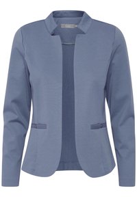 Modrý blazer s mírně strukturovaným designem, který má mandarínský límec, dvě přední kapsy a zdobnou knoflíkovou aplikaci na každé kapse.