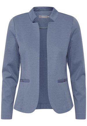 Modrý blazer s mírně strukturovaným designem, který má mandarínský límec, dvě přední kapsy a zdobnou knoflíkovou aplikaci na každé kapse.