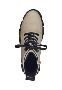 Bottines en cuir beige avec semelle noire, à bout rond, à lacets à l'avant et fermeture éclair sur le côté. Surface texturée et lacets noirs pour un maintien sécurisé.