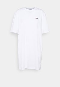 T-shirt bianca oversize, maniche corte, collo rotondo, con piccolo logo FILA nero e rosso sul petto, in cotone, texture liscia.