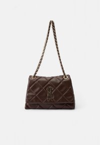 Sac à main matelassé marron en cuir souple ; doté d'une bandoulière chaîne ton or et d'un logo métallique sur le devant.