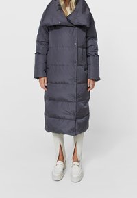 Stradivarius Abrigo de plumas - dark grey