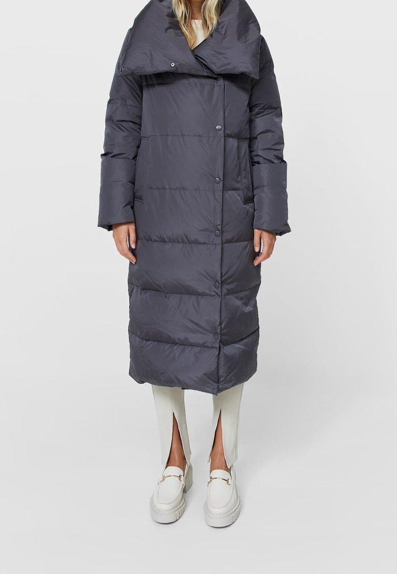 Stradivarius Abrigo de plumas - dark grey