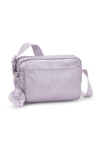 Jasnofioletowa prostokątna torba na ramię z przednią kieszonką na zamek, regulowanym paskiem i pluszowym breloczkiem w kształcie małpki.