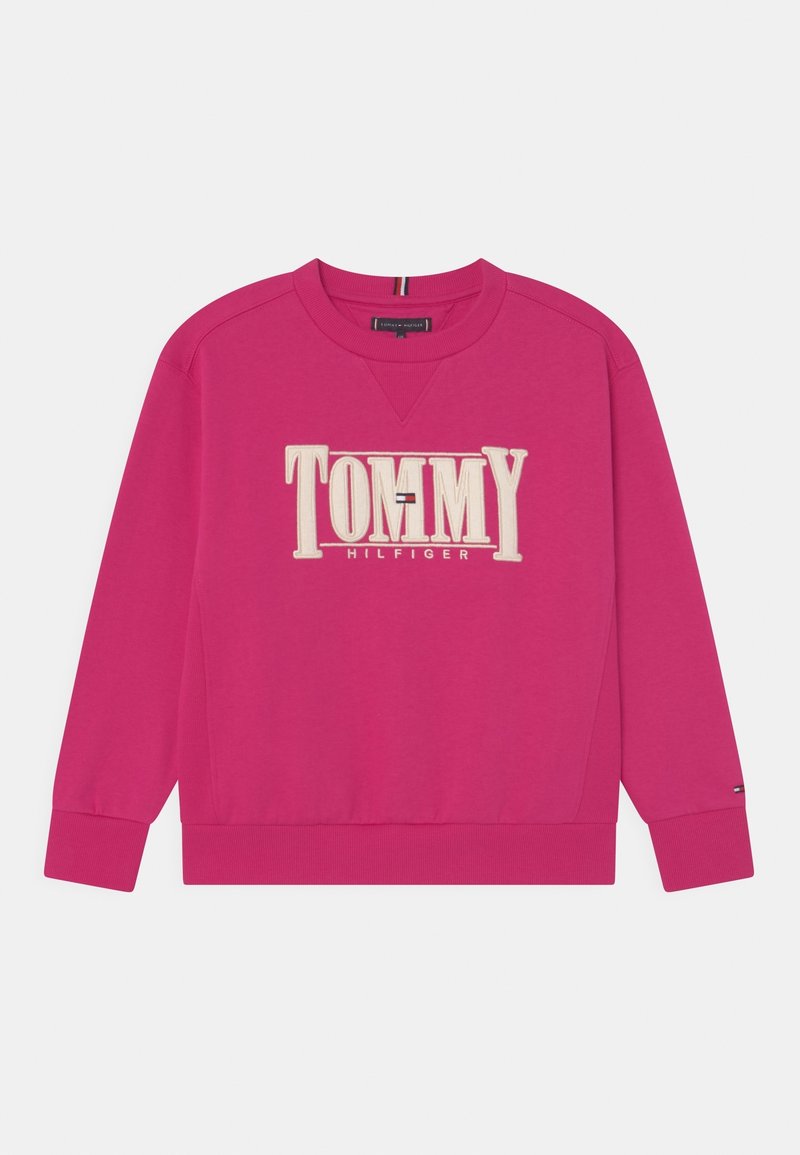 Sudadera fucsia con un gran logo bordado de "TOMMY HILFIGER" en color crema. Cuello redondo, puños y dobladillo acanalados, con un acento de logo en la manga.