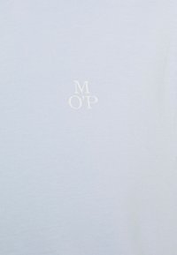 Himmelblaues Gewebe mit kleinen, weißen, stilisierten Buchstaben "M O' P", die sich nahe der Mitte befinden.