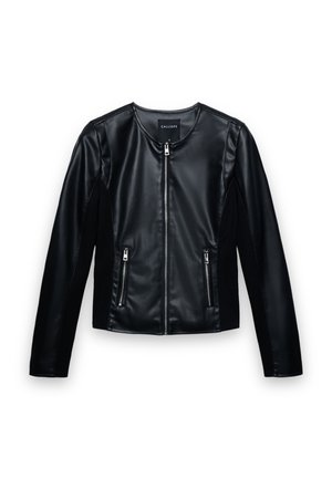 Giacca nera in ecopelle con chiusura frontale a zip, scollo tondo e maniche lunghe. Include due tasche con cerniera e un design aderente con pannelli laterali.