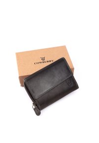 Svart läderplånbok med dragkedjestängning, slät textur och sydda detaljer, tillsammans med en ljusbrun kartonglåda.