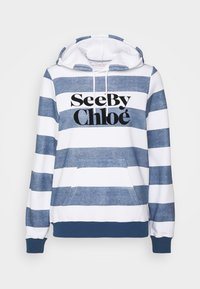 Hoodie à rayures horizontales blanches et bleues avec poche avant, capuche à cordon, et logo "See By Chloé" en texte noir sur la poitrine.