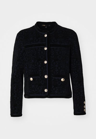 Chaqueta texturizada de color azul marino con cuello redondo, cinco botones dorados y dos bolsillos frontales con patrones intrincados.