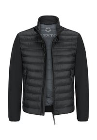 Schwarze Jacke mit gepolstertem Vorderteil, glatten Ärmeln, hohem Kragen und Reißverschluss. Auffällige Details sind die Seitentaschen und ein Logo auf der Brust.