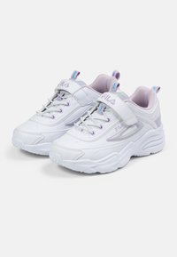 Baskets blanches avec des accents violets, dotées d'une tige en simili cuir, d'un système de fermeture à lacets et Velcro, d'un col rembourré et d'une semelle texturée.