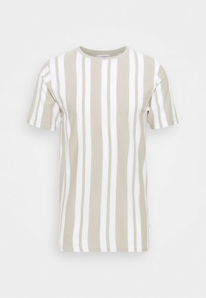 Beżowo-biała T-shirt w pionowe paski z krótkim rękawem i owalnym dekoltem, prezentowana na jednolitym białym tle.