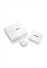 Tres cajas de regalo blancas de diferentes tamaños, con el logo "lululandjane" en negro y rosa en la superficie superior. Diseño simple y limpio.