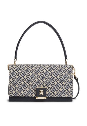 Rechteckige Handtasche mit beigem und marineblauem geometrischem Muster, schwarzer Lederbasis und Griff, goldfarbener Verschluss mit ineinandergreifenden Buchstaben.