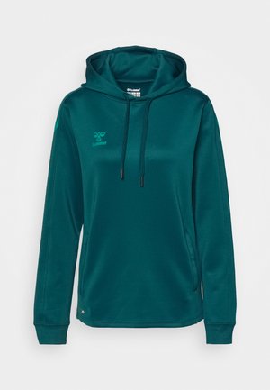 Sudadera con capucha de tejido verde azulado oscuro, con un bolsillo tipo canguro, cierre con cordón y un sutil logo en el pecho. Textura suave.