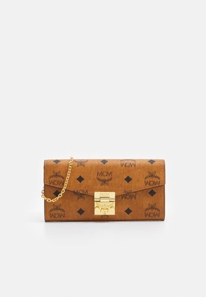 Sac à bandoulière en cuir marron avec quincaillerie dorée, présentant un motif logo et un motif en diamant. Comprend une chaîne et une fermeture rabat.