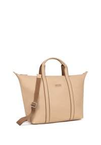 Beige tote bag gemaakt van glad synthetisch materiaal, met dubbele handvatten aan de bovenkant, een afneembare bruine schouderriem en verticale naadaccenten.