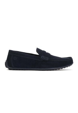 Heren loafer van marineblauw suède met een rubberen zool en decoratieve riemdetail, zijaanzicht op een witte achtergrond.