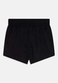 Shorts de bain noirs avec une taille élastique, texture lisse et un design simple. Coupés au-dessus du genou sans motifs ni accents visibles.