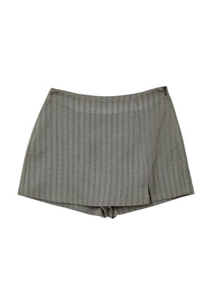 Graue Shorts aus einem strukturierten Stoff mit vertikalen Streifen. Sie haben einen leichten Schlitz an der Seite und eine strukturierte Taille.
