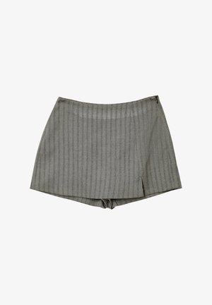 Pantaloni corti grigi realizzati in un tessuto testurizzato con righe verticali. Presentano uno leggero spacco sul lato e una vita strutturata.
