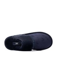 Pantufla azul marino con un interior suave y peludo y un exterior liso. Presenta una abertura amplia y una suela texturizada para mayor agarre. Etiqueta de marca visible.