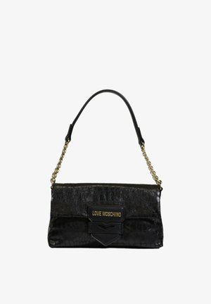 Borsa nera in pelle sintetica effetto coccodrillo con tracolla in catena dorata. Dotata di chiusura a patta e targhetta con logo. Texture liscia con finitura lucida.