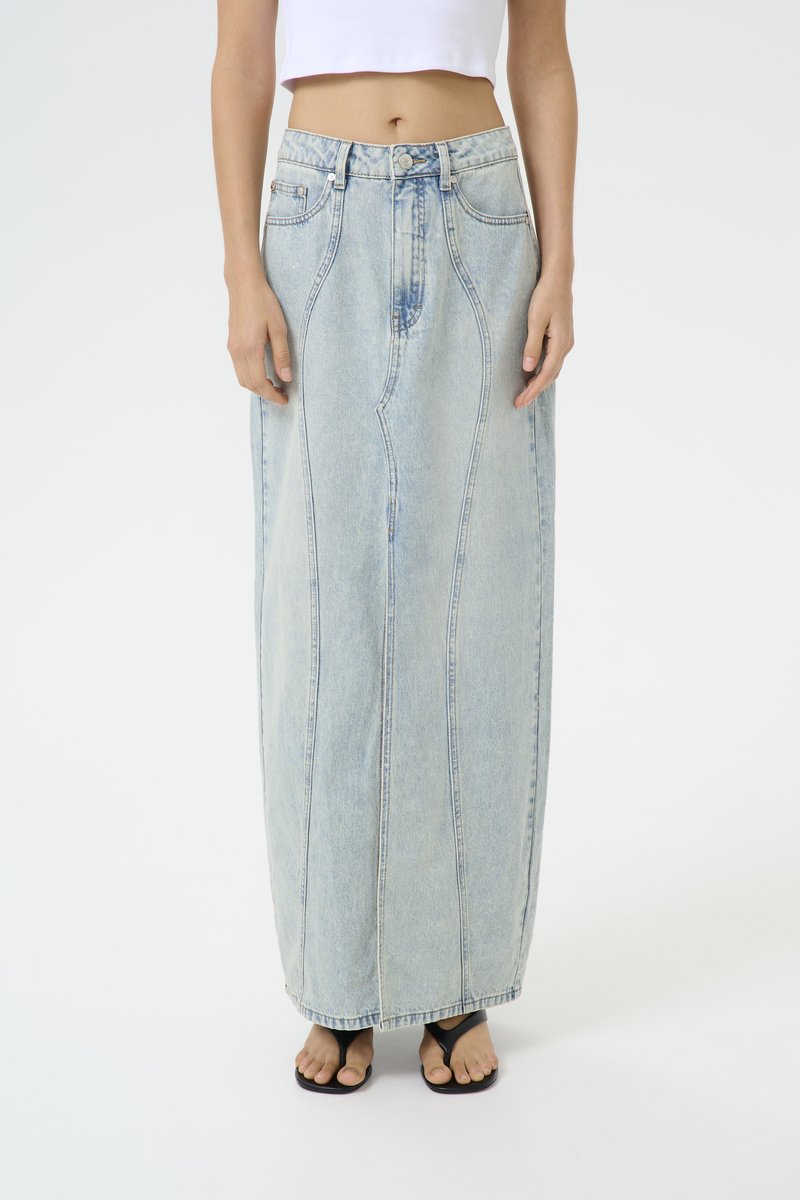 Jeans maxi skjørt i lyseblått, med høyt liv, rett snitt, synlige sømdetaljer og en lang, flytende silhuett.