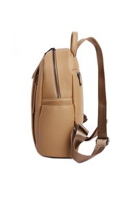 Zaino in pelle marrone con finitura testurizzata, manico superiore, spallacci regolabili e tasche con zip. Dettaglio della tasca laterale visibile.