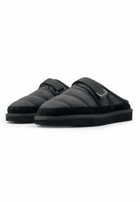 Zwarte instappantoffels met gewatteerde nylon bovenkant, zachte stoffen banden en rubberen zolen voor grip. Plat ontwerp met gevoerde ondersteuning.